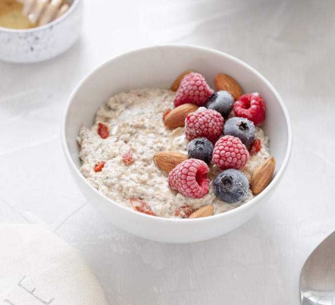 Oatmeal with berries and nuts